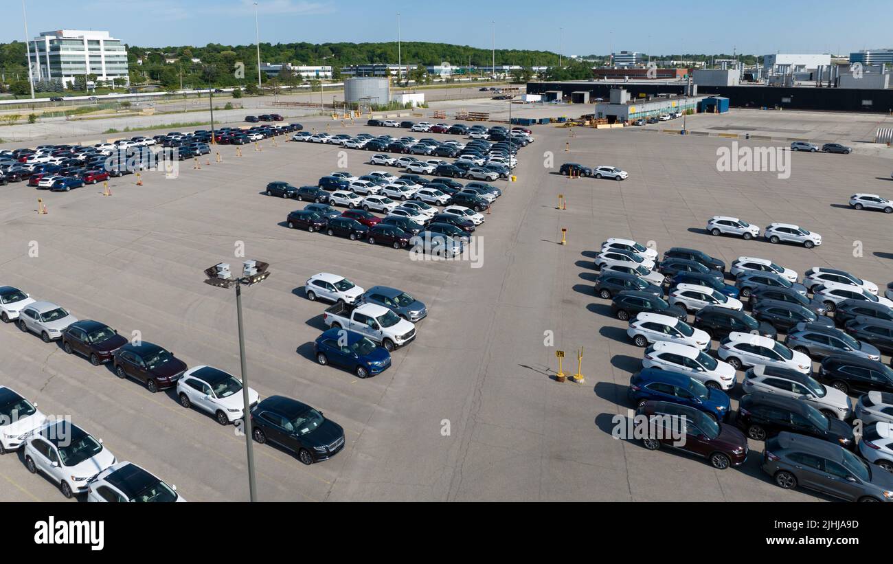 Vue aérienne au-dessus des vus Ford Edge récemment fabriqués, vus à l'usine de montage de Ford Oakville en attente de livraison. Banque D'Images