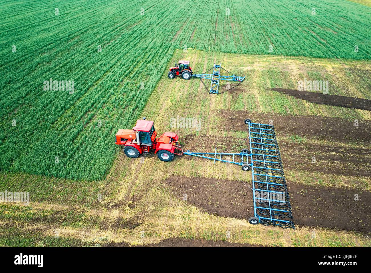 Prise de vue à angle élevé des moissonneuses travaillant dans le champ Banque D'Images