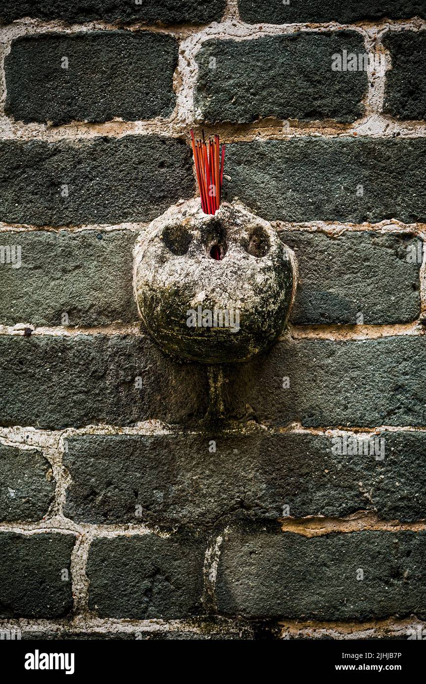 Détail d'un petit censeur de ciment sur le mur d'une maison à Sheung Cheung Wai, un village fortifié, sur la piste du patrimoine de Ping Shan, New Territories, Hong Banque D'Images