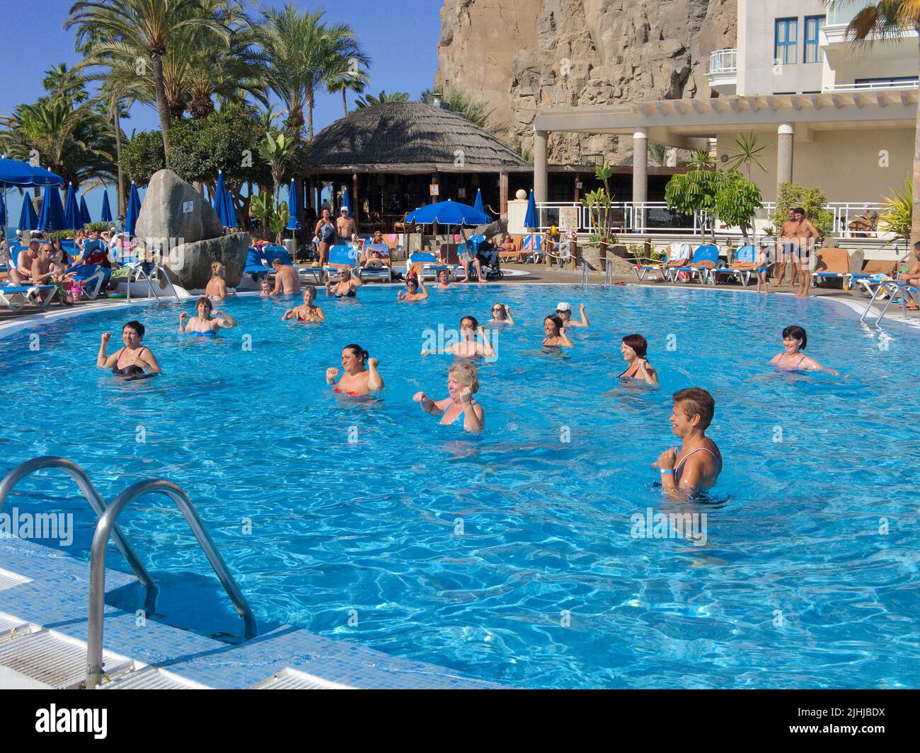 Animation de piscine dans un hôtel, Taurito, Grand canari, îles Canaries, Espagne, Europe Banque D'Images