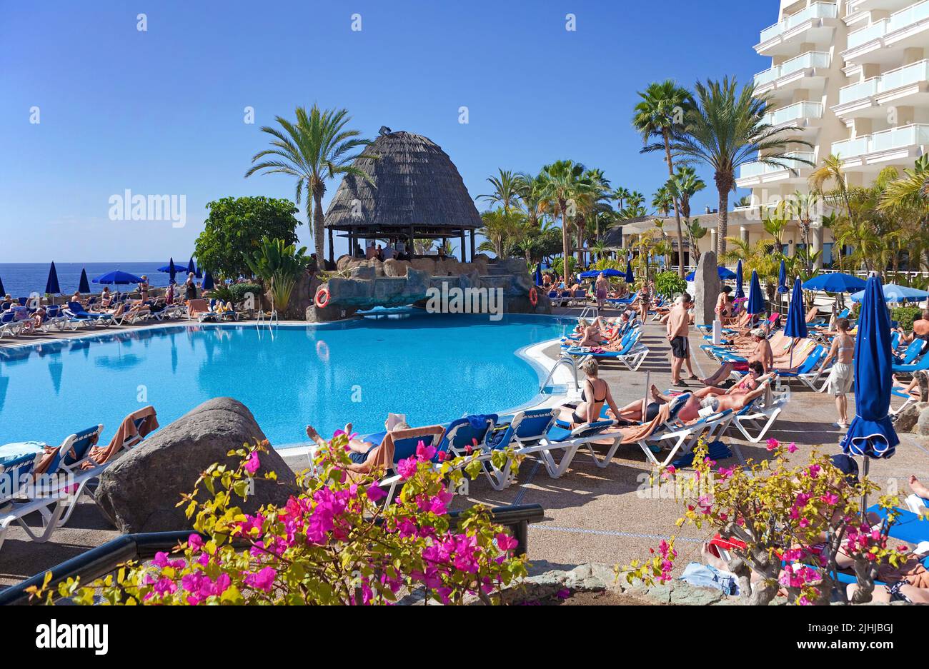 Vacanciers à la piscine de l'hôtel, Taurito, Grand Canary, îles Canaries, Espagne, Europe Banque D'Images