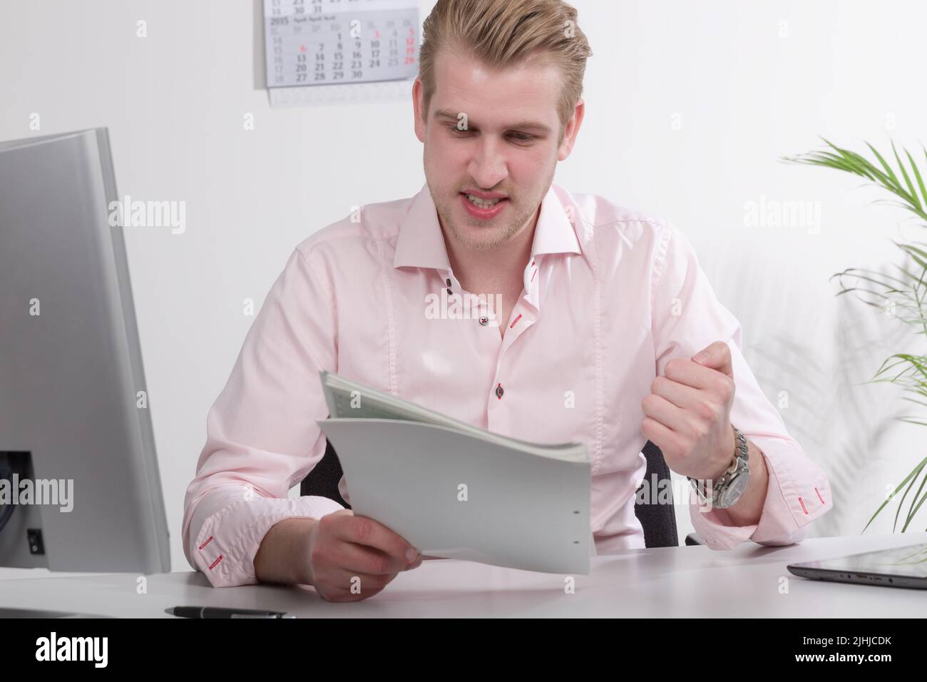 l'homme à la réception a fait son travail papier ou déclaration d'impôt et est heureux maintenant Banque D'Images