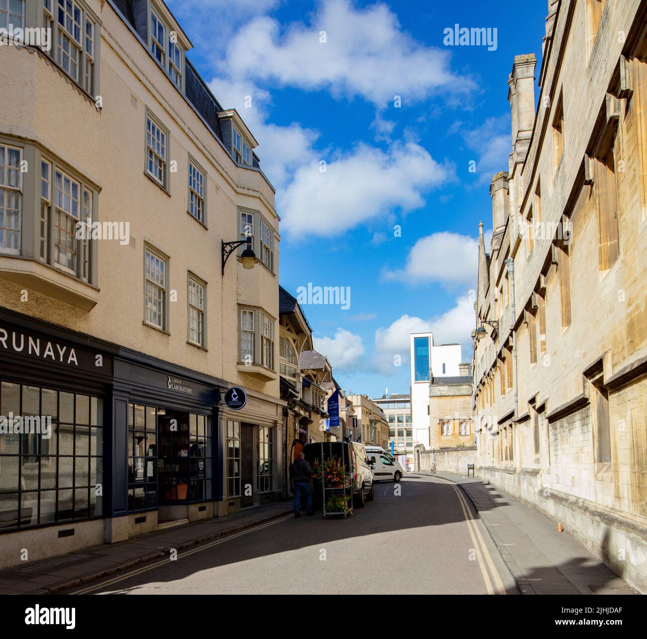 Marché St dans le centre d'Oxford, montrant Jesus College et le bâtiment Cheng Yu Tung au bout de la rue Banque D'Images