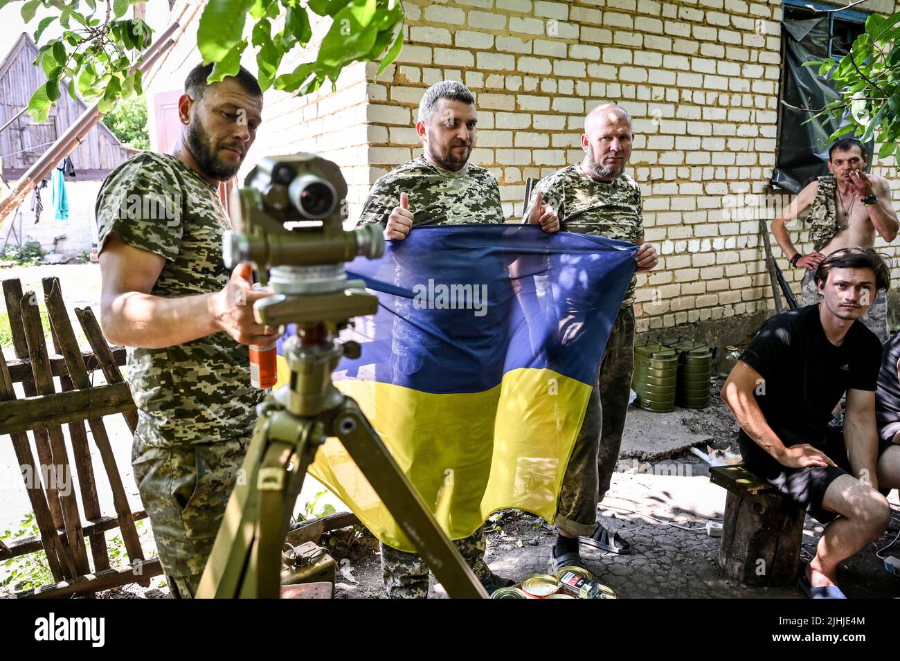 RÉGION de ZAPORIZHHIA, UKRAINE - LE 29 JUIN 2022 - des militaires d'une unité de mortier des Forces de défense territoriales ukrainiennes ont appelé la "Légion hutsul" Hold Banque D'Images