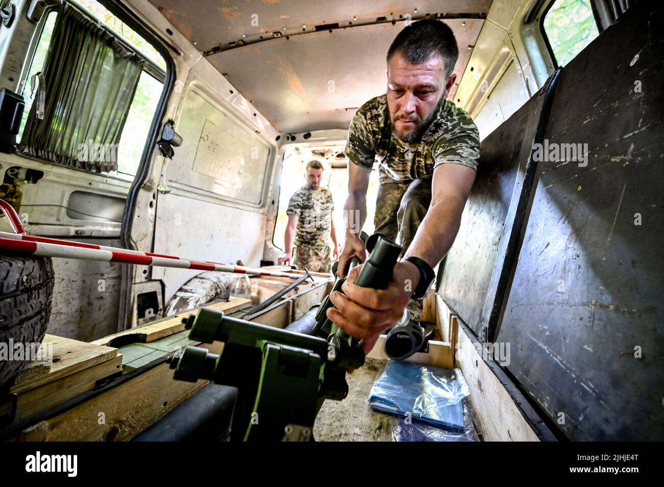 Région de ZAPORIZHHIA, UKRAINE - 29 JUIN 2022 - Un militaire est membre d'une unité de mortier des Forces de défense territoriales ukrainiennes appelée les Hutsu Banque D'Images