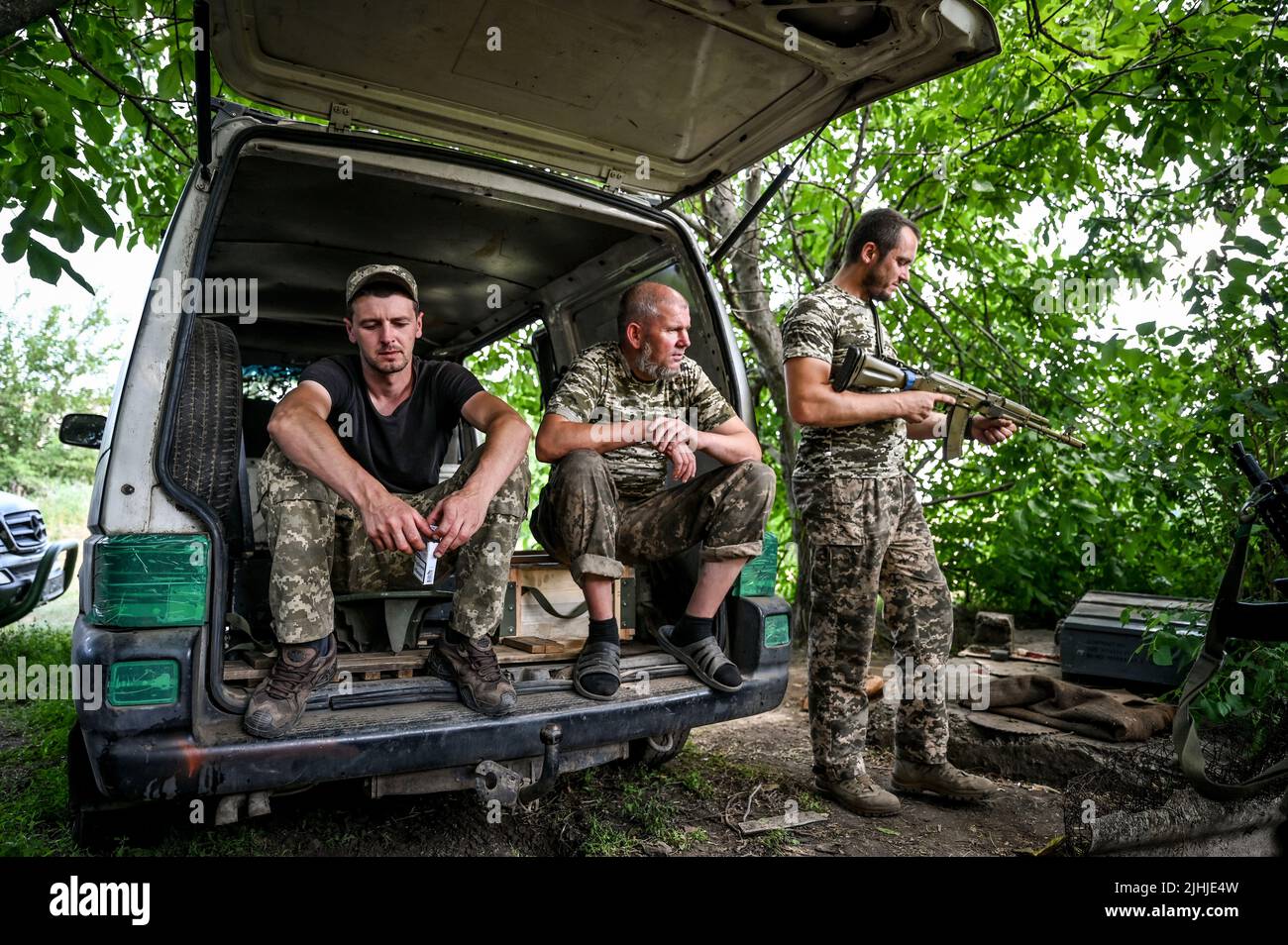 RÉGION de ZAPORIZHHIA, UKRAINE - 29 JUIN 2022 - membres d'une unité de mortier des Forces de défense territoriales ukrainiennes qui s'appellent les Hutsul le Banque D'Images