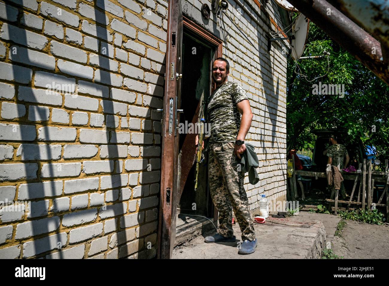 RÉGION de ZAPORIZHHIA, UKRAINE - 29 JUIN 2022 - Un militaire d'une unité de mortier des Forces de défense territoriales ukrainiennes a appelé la « Légion hutsul » St Banque D'Images