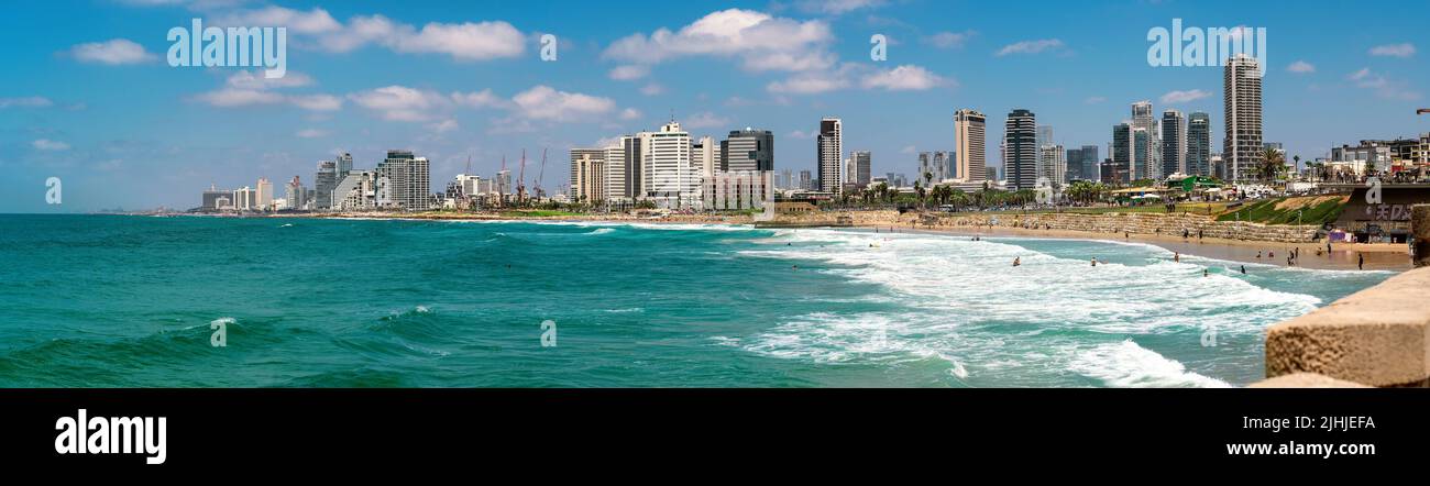 Tel Aviv, Israël-15 juillet, 2022. Vue panoramique sur la plage de tel Aviv et les bâtiments modernes Banque D'Images