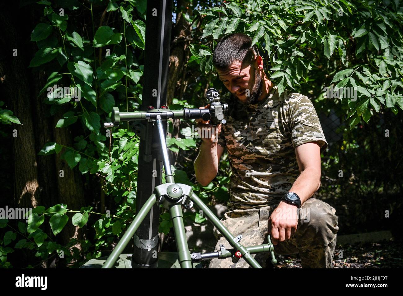 Un militaire est membre d'une unité de mortier des Forces de défense territoriales ukrainiennes appelée la « Légion hutsul », région de Zaporizhzhia, dans le sud-est de l'Ukraine, au 29 juin 2022. Photo de Dmytro Smolyenko/Ukrinform/ABACAPRESS.CCOM Banque D'Images