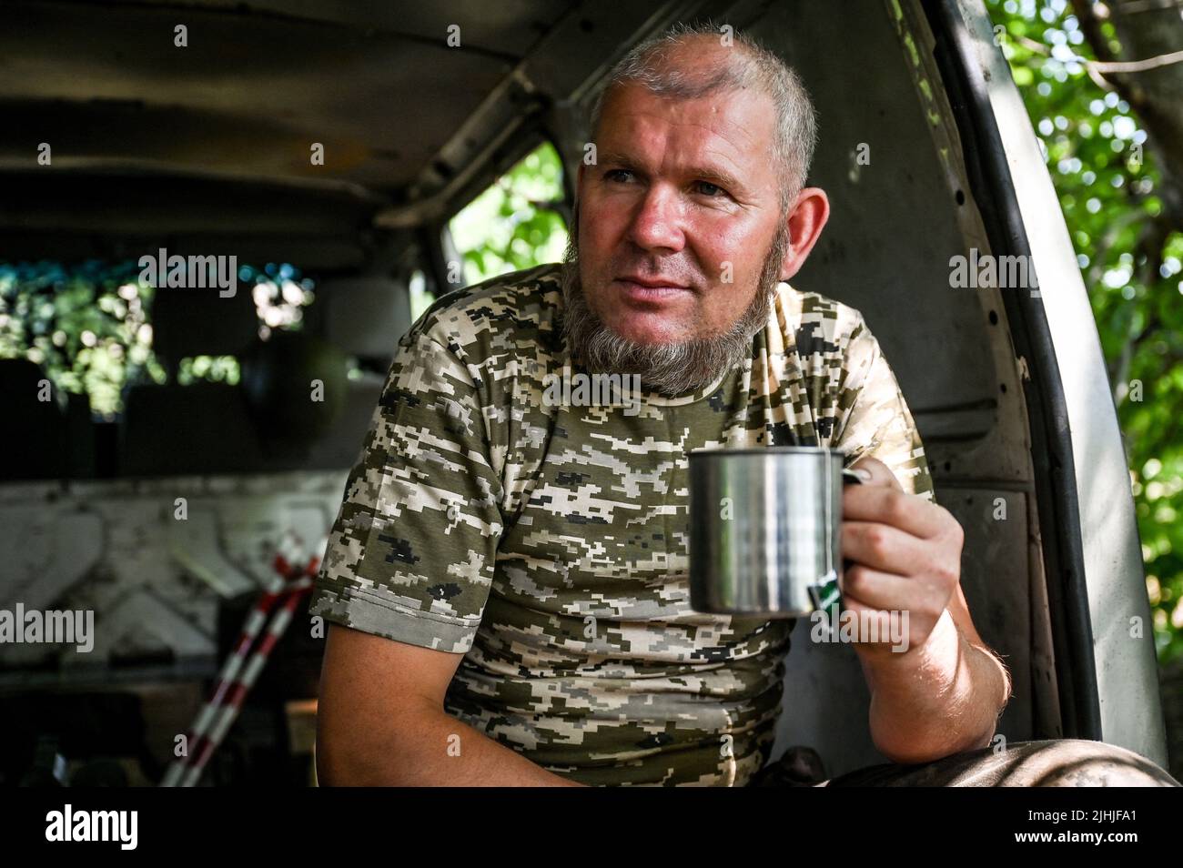 Un militaire d'une unité de mortier des Forces de défense territoriales ukrainiennes a appelé la "Légion hutsul" boissons thé, région de Zaporizhzhia, sud-est de l'Ukraine, 29 juin 2022. Photo de Dmytro Smolyenko/Ukrinform/ABACAPRESS.CCOM Banque D'Images