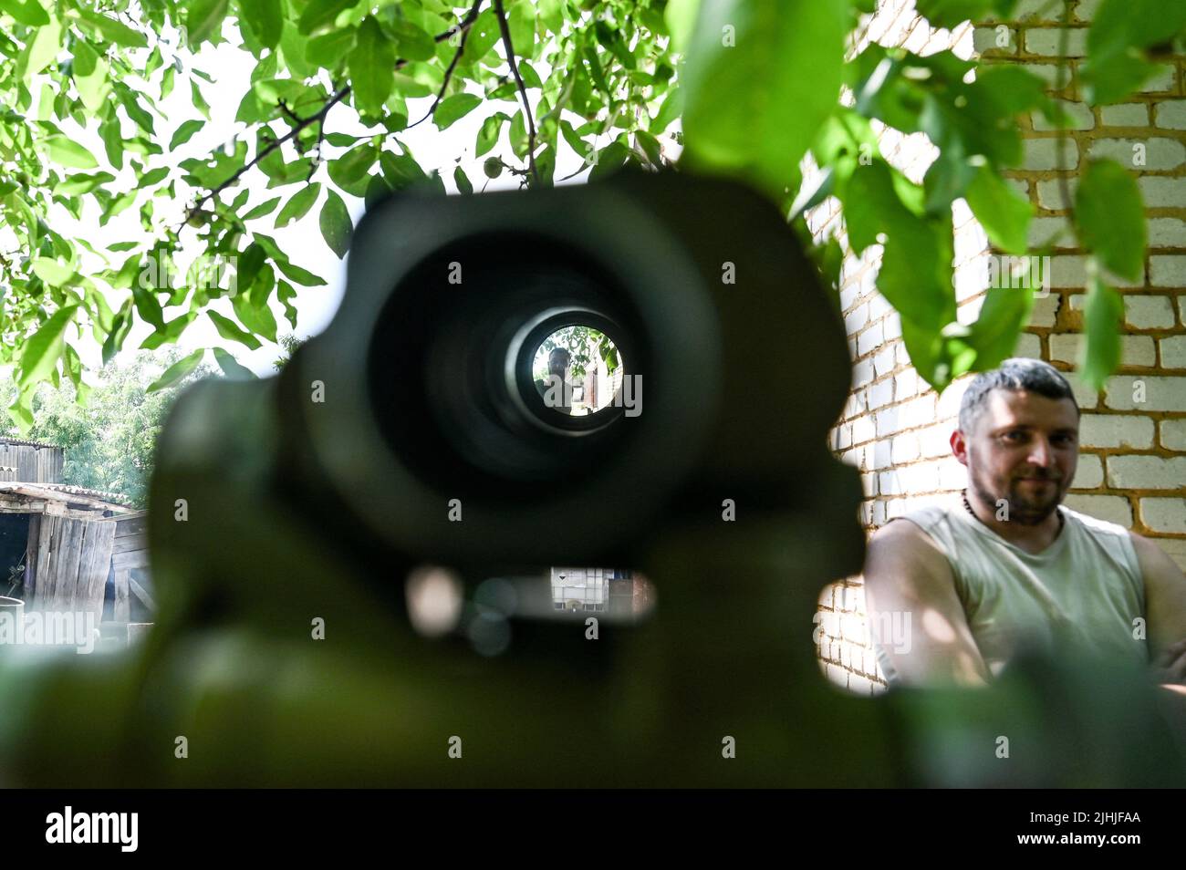 Un militaire d'une unité de mortier des Forces de défense territoriales ukrainiennes appelée la Légion hutsul est photographié dans la région de Zaporizhzhhia, dans le sud-est de l'Ukraine, au 29 juin 2022. Photo de Dmytro Smolyenko/Ukrinform/ABACAPRESS.CCOM Banque D'Images
