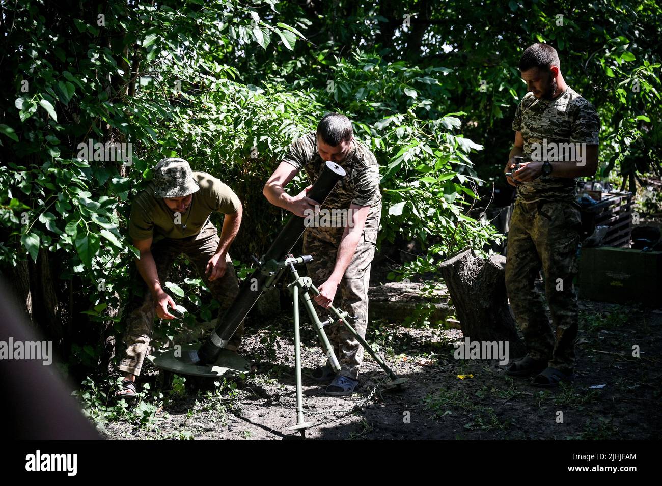 Des membres d'une unité de mortier des Forces de défense territoriales ukrainiennes qui se nommirent la « Légion hutsul » sont photographiés dans la région de Zaporizhjhia, dans le sud-est de l'Ukraine, au 29 juin 2022. Photo de Dmytro Smolyenko/Ukrinform/ABACAPRESS.CCOM Banque D'Images