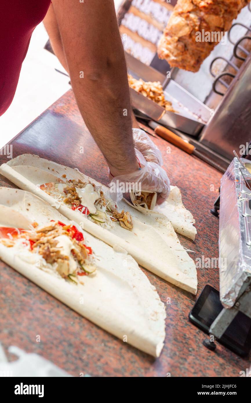 Mains d'un chef professionnel qui fabrique Shawarma dans un restaurant arabe Banque D'Images