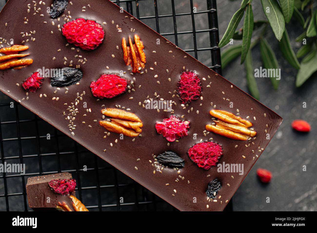 Chocolat fait à la main avec noix et baies séchées Banque D'Images