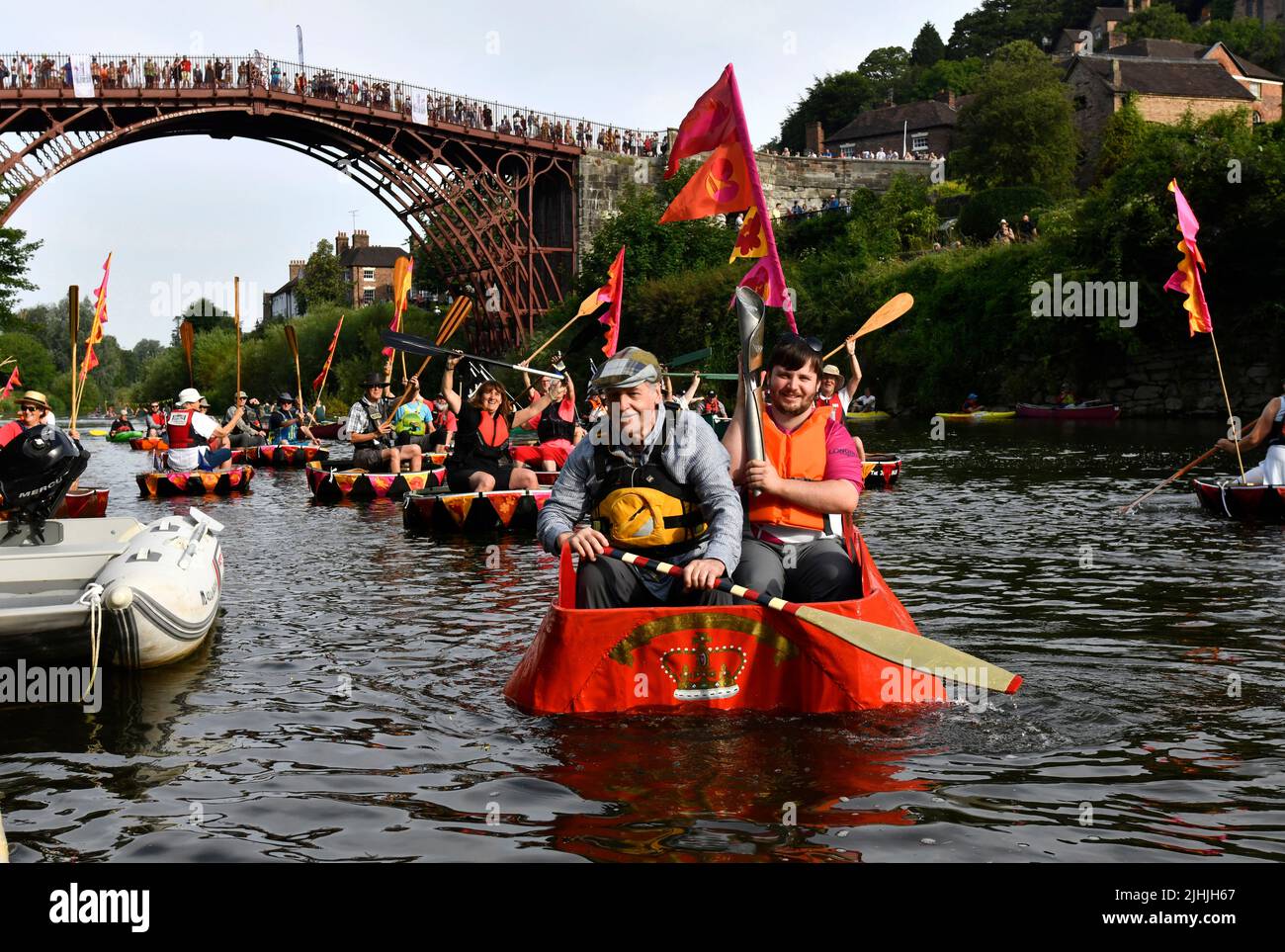 Relais Queen Baton. Les Jeux du Commonwealth Queen's Baton Relay passant par Ironbridge à Shropshire. Le bâton voyagea par le coracle sur la rivière Severn, escorté par une flottille de coracles de la Ironbridge Coracle Society. Credit: Dave Bagnall / Alamy Live News Banque D'Images