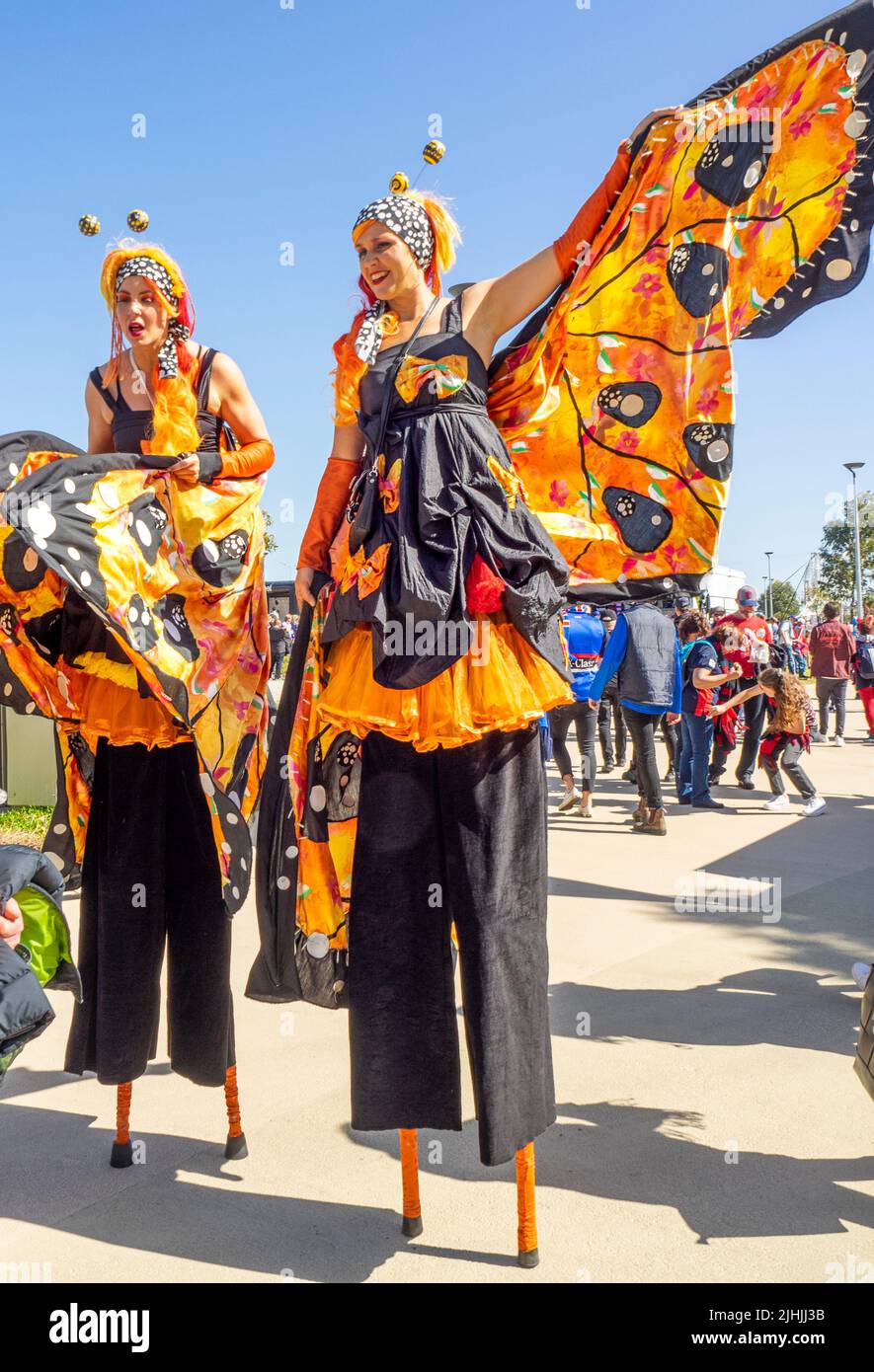 Deux femmes sur pilotis vêtues de papillons lors de la finale 2021 de l'AFL au stade Optus Burswood Perth Australie occidentale. Banque D'Images