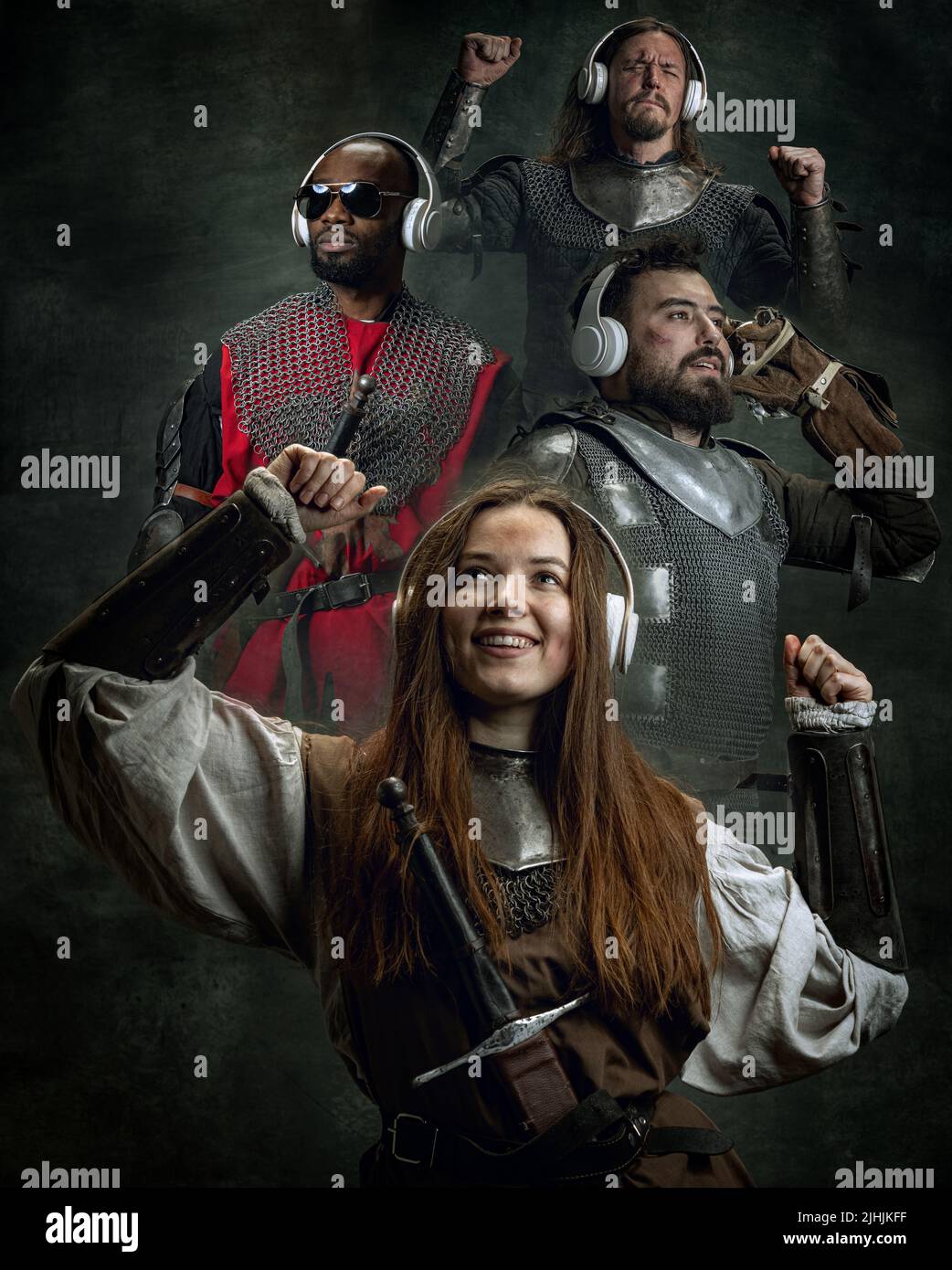Collage d'art créatif avec des guerriers médiévaux heureux ou des chevaliers en vêtements de guerre dans un casque à l'écoute de la musique isolée sur fond sombre vintage Banque D'Images