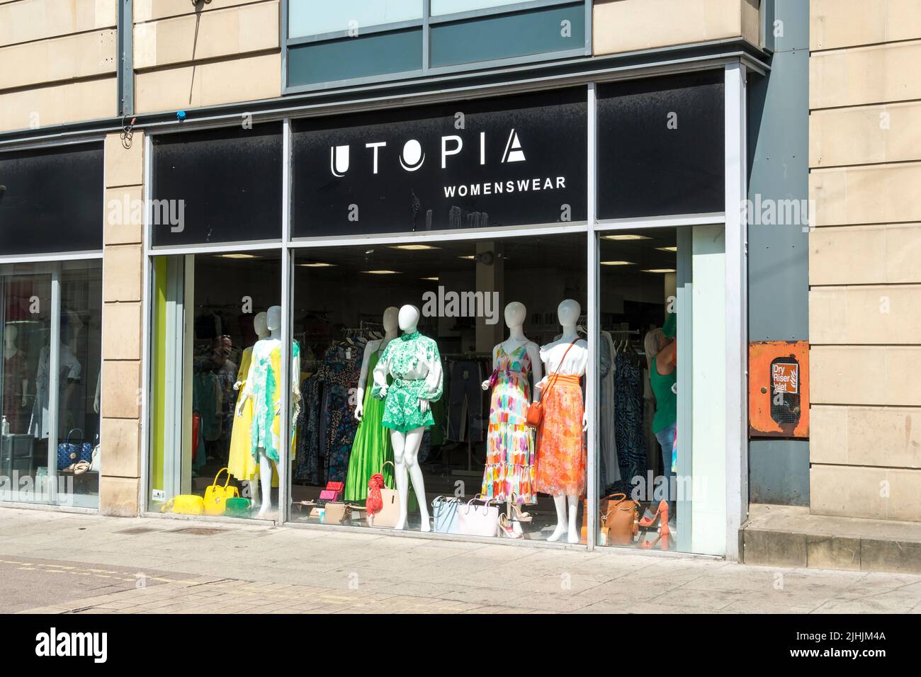 Vitrine Utopia Womenswear présentant des vêtements d'été, Spurriergate York ville 2022 Banque D'Images
