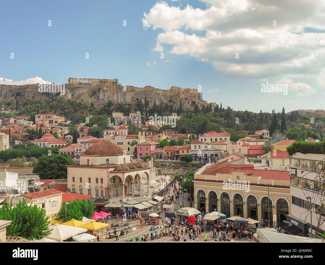 Athènes, Grèce 10 juillet 2022. Les touristes et les habitants du centre d'Athènes contre l'Acropole. Banque D'Images