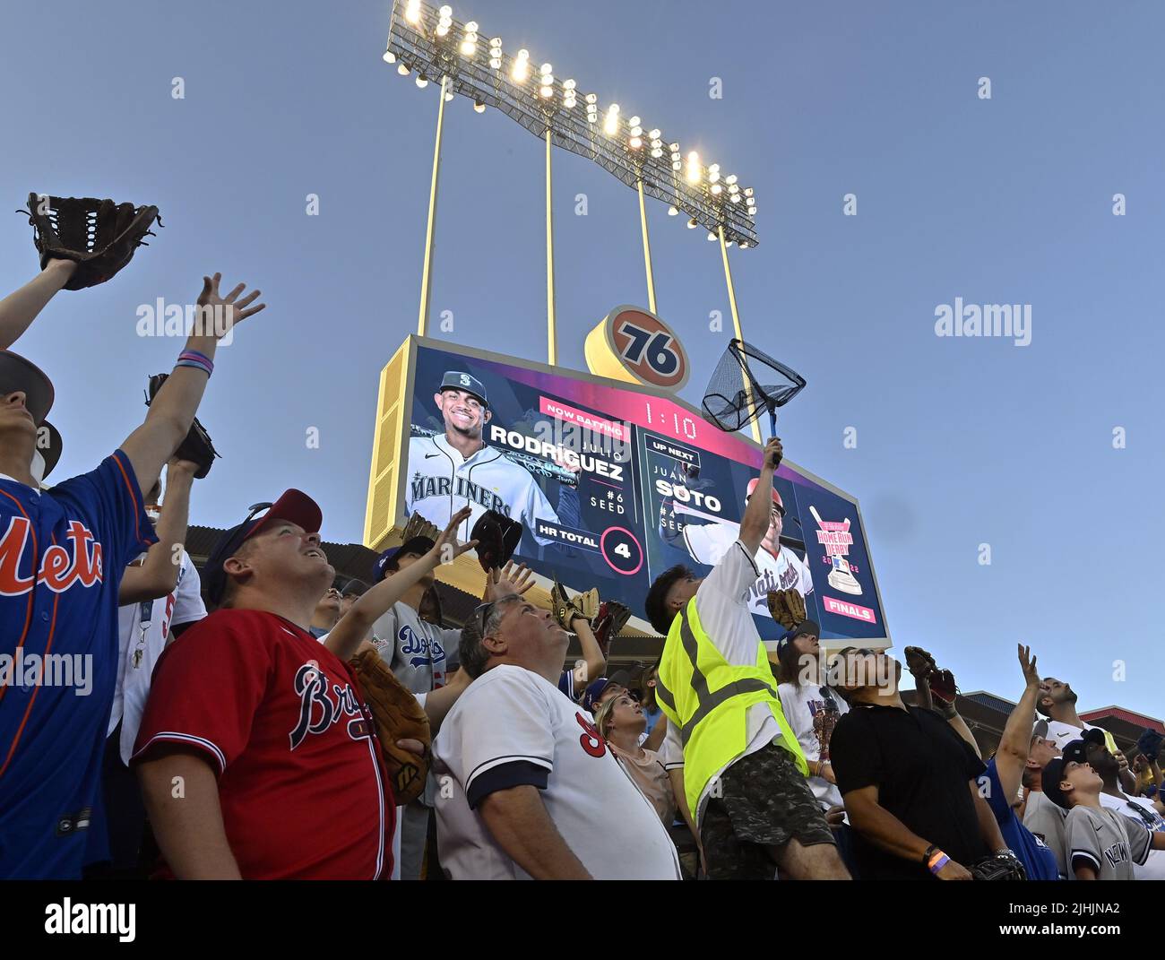 Los Angeles, États-Unis. 19th juillet 2022. Les fans se concentrent sur la capture d'un ballon de course à domicile lors du Derby de course à domicile MLB au stade Dodger de Los Angeles, lundi, 18 juillet 2022. Juan Soto, la star nationale de Washington, a organisé la rookie Julio Rodriguez 19-18 aux Seattle Mariners en finale, pour gagner son premier Derby de course à domicile MLB au stade Dodger de Los Angeles lundi, 18 juillet 2022. Photo de Jim Ruymen/UPI crédit: UPI/Alay Live News Banque D'Images