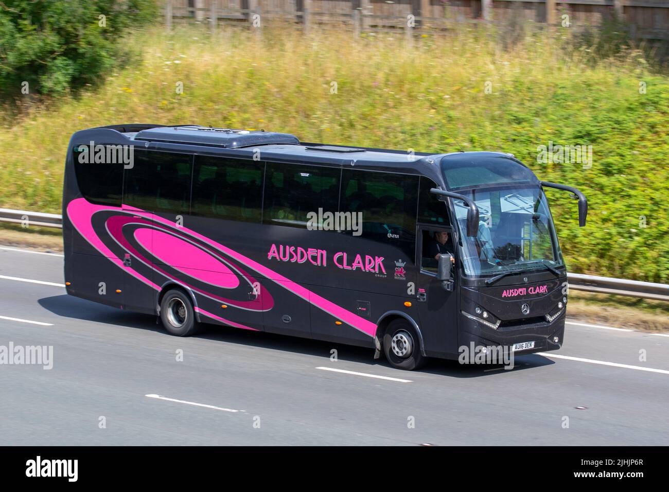 AUSDEN CLARK Group. 2018 Mercedes Benz7700cc Diesel bus avec plaque d'immatriculation privée, enregistrement personnalisé, enregistrements sans données chers, marques d'immatriculation sur l'autoroute M6 UK Banque D'Images