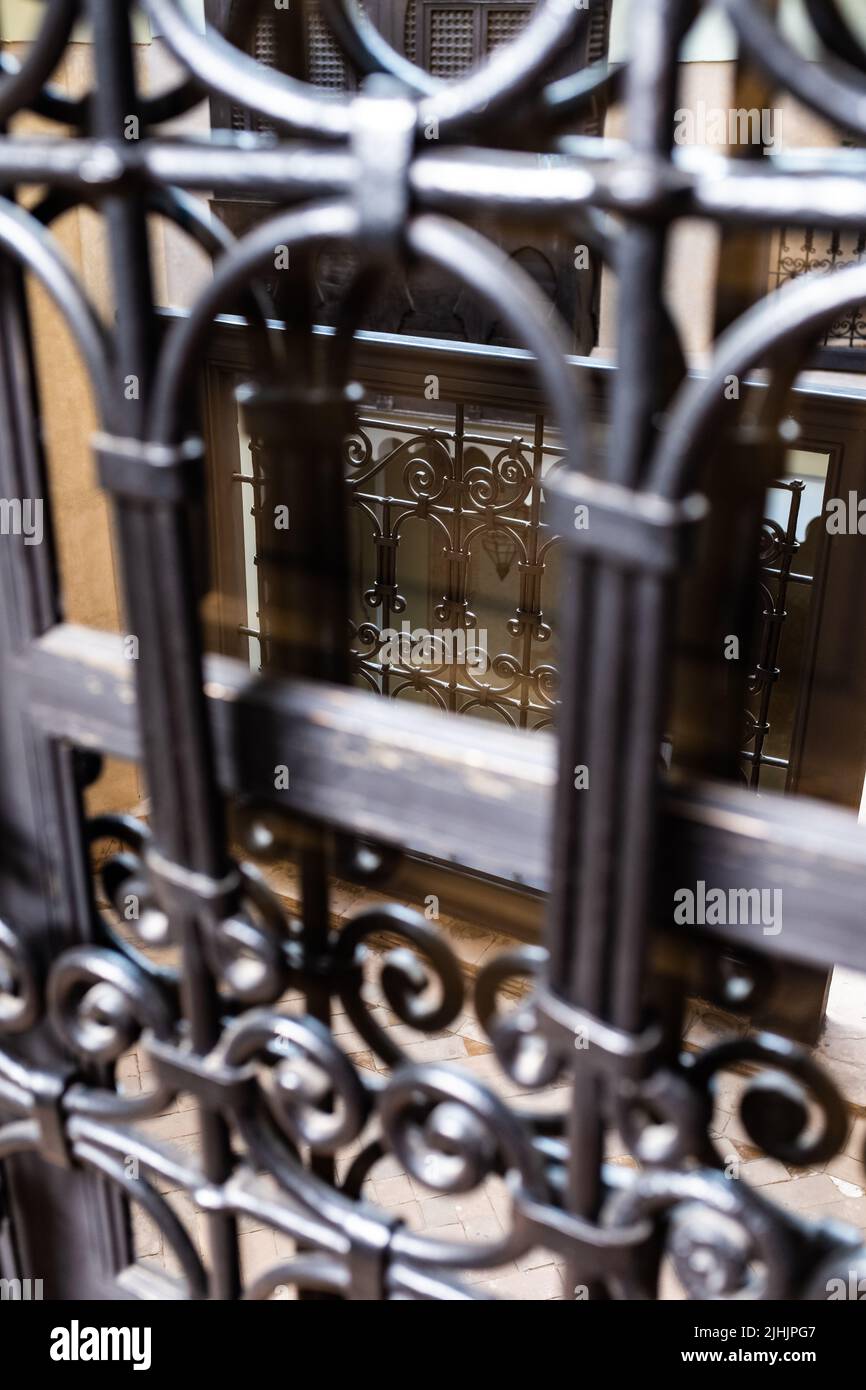 Clôture en métal noir sur une fenêtre intérieure faite à la main dans le style marocain Banque D'Images