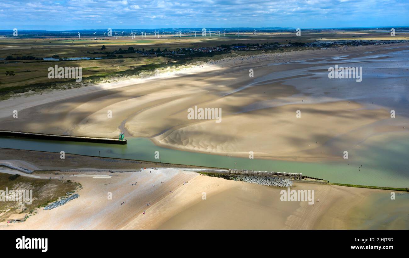 Vues aériennes sur Rye Harbour, East Sussex, y compris l'estuaire de la rivière Rother, Camber Sands et le parc éolien Little Cheyne court. Banque D'Images