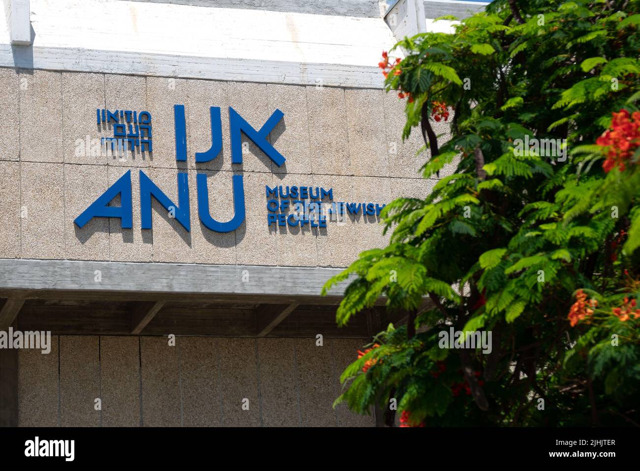 Tel Aviv, Israël - 1 juillet 2022 : façade avec logo du musée Anu du peuple juif. Banque D'Images