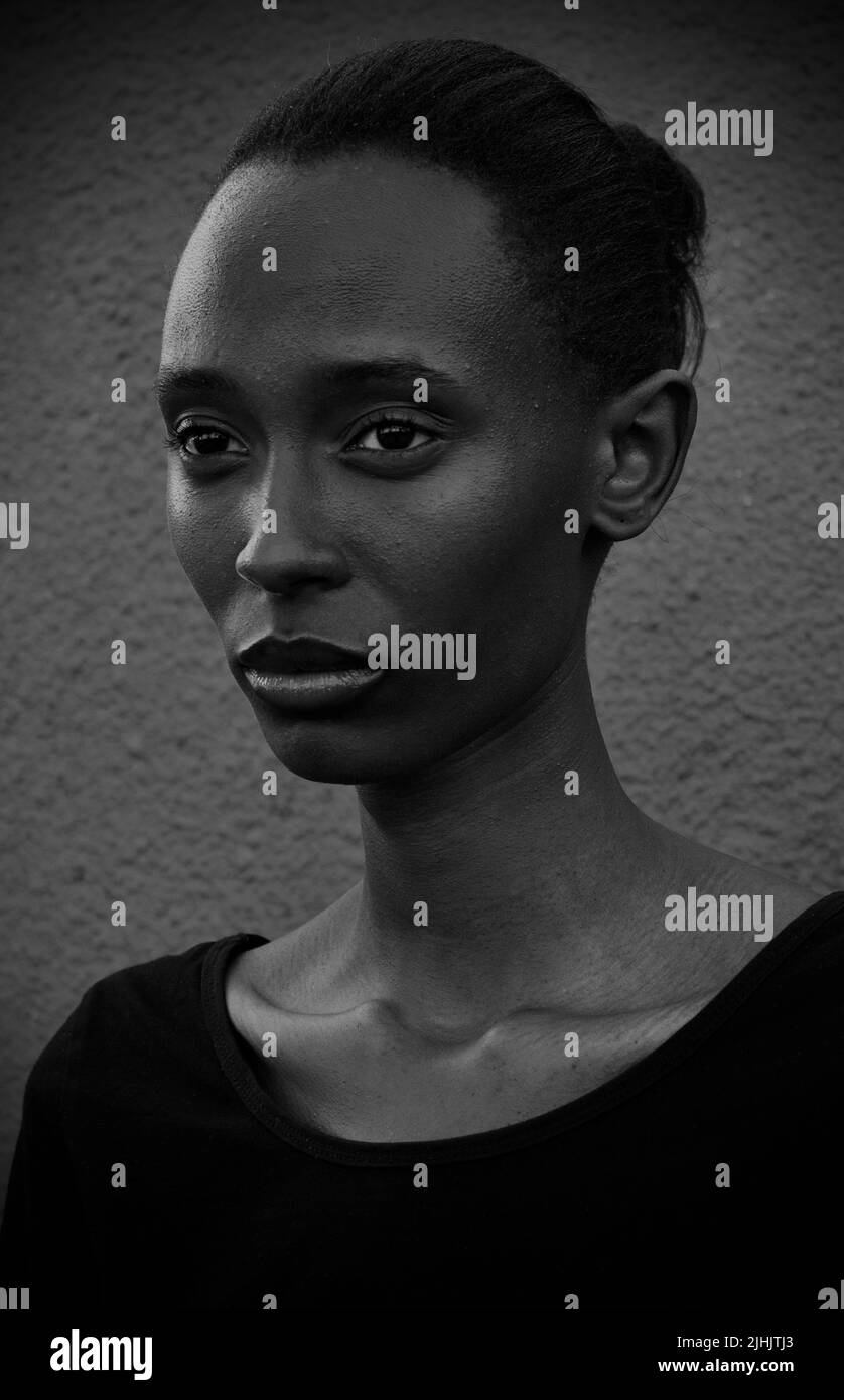 Portrait à 45 degrés d'un modèle noir rwandais UWASE Phionah. Banque D'Images