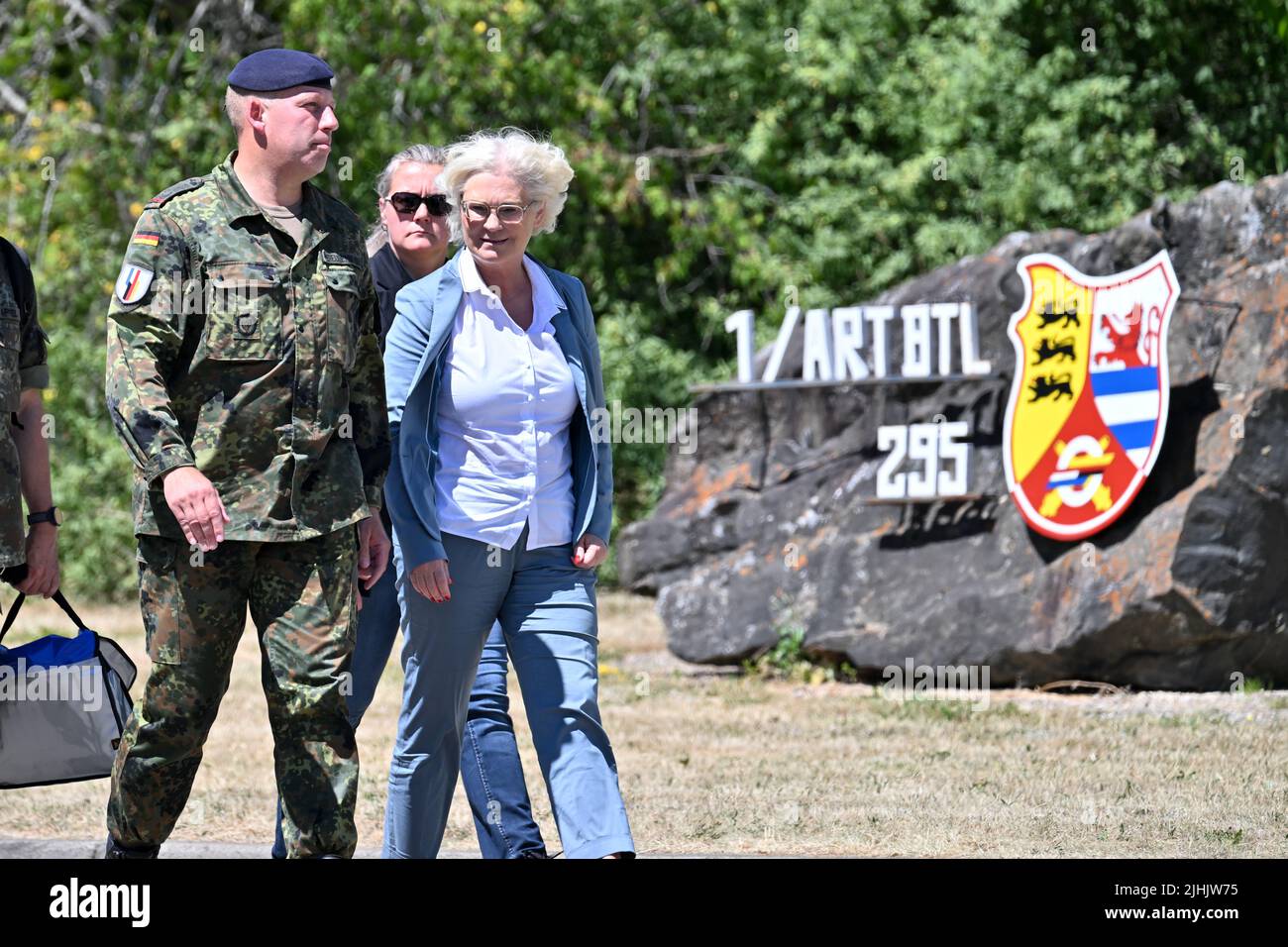 Stetten am Kalten Markt, Allemagne. 19th juillet 2022. Christine Lambrecht (SPD), ministre fédérale de la Défense, marche avec le lieutenant-colonel Kevin Freudenbergersich à travers le bataillon d'artillerie 295 à Stetten am kalten Markt. Credit: Felix Kästle/dpa/Alay Live News Banque D'Images