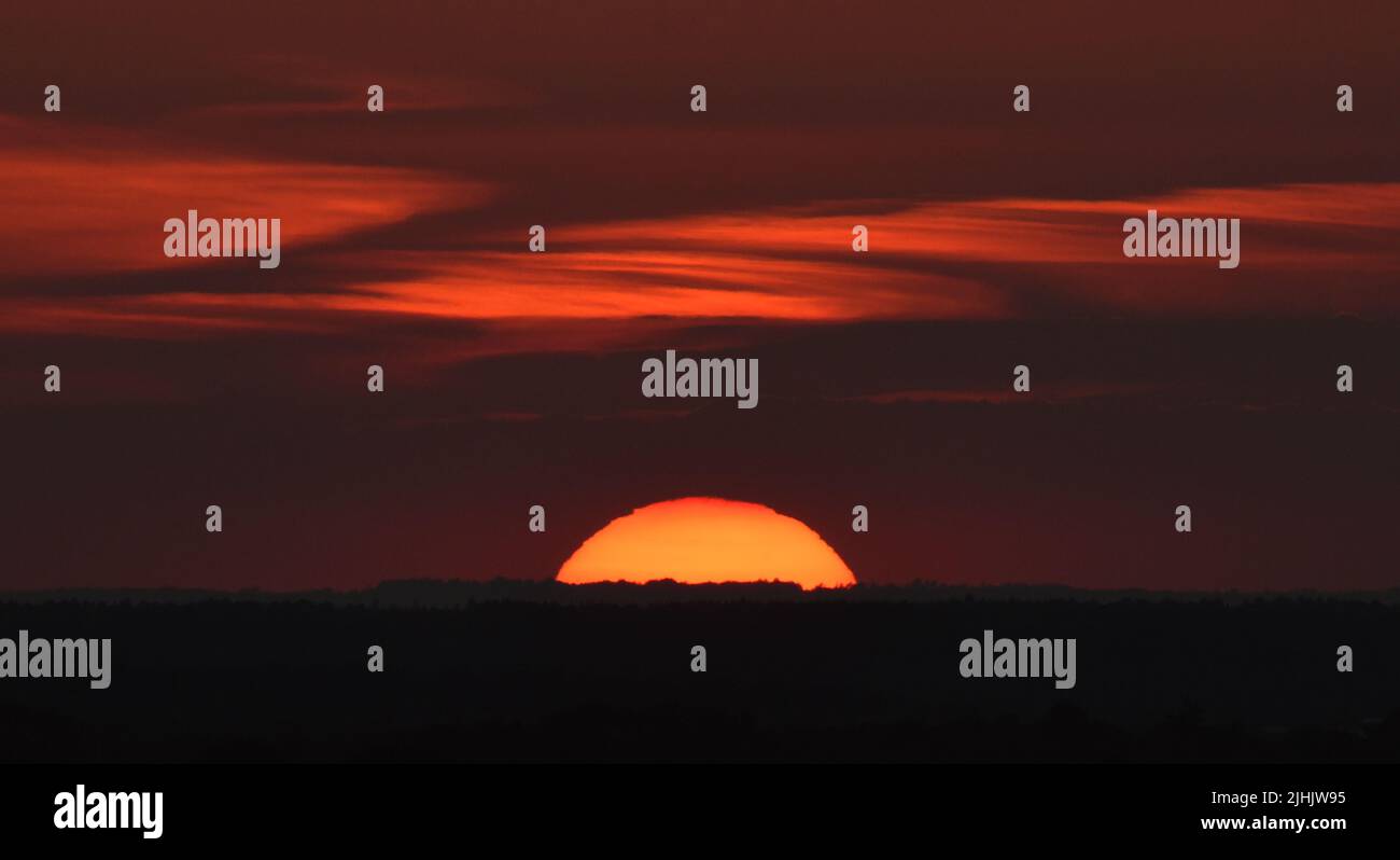 Le soleil se couche sur Surrey et Hampshire pendant l'un des plus longs jours d'été Banque D'Images