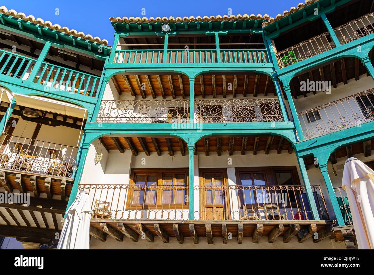 Balcons typiques sur la place centrale de Chinchon à Madrid, vieux balcons en bois dans toutes les maisons. Espagne. Banque D'Images