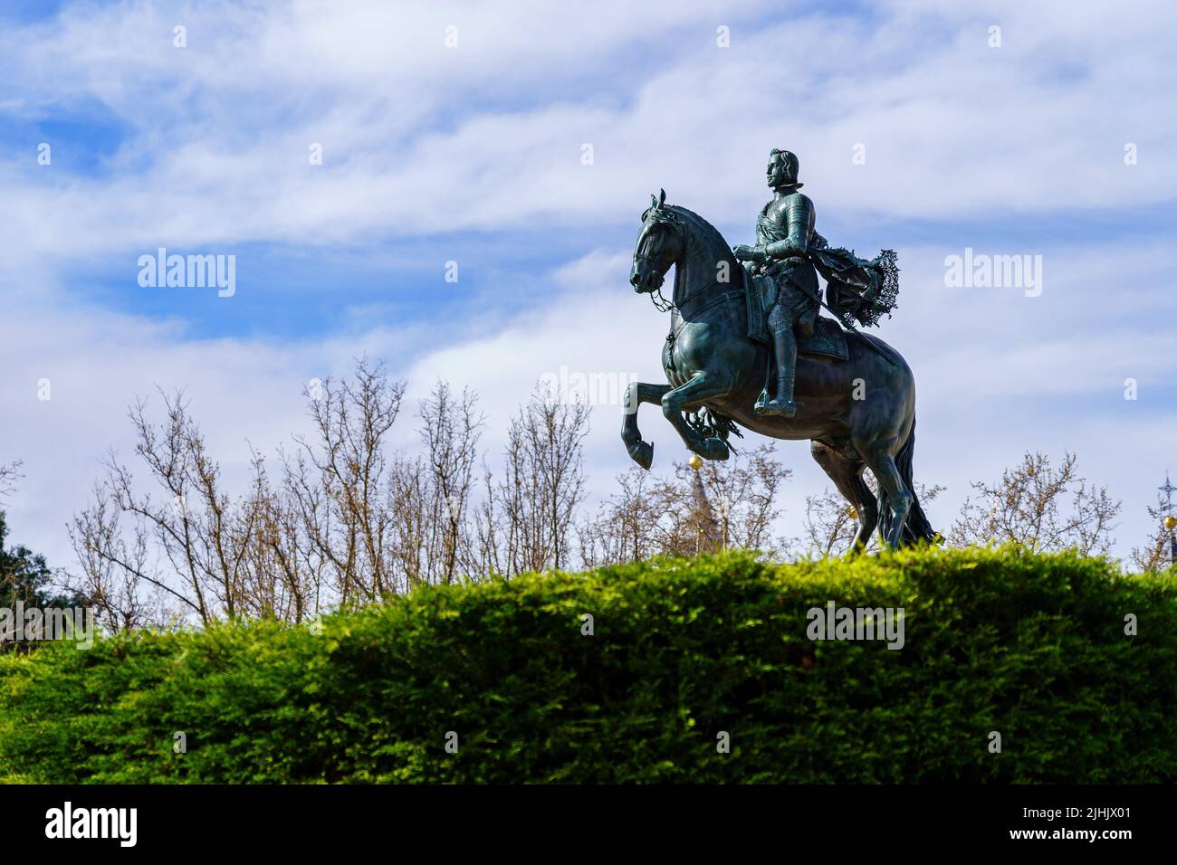 Sculpture d'un cavalier sur son cheval dans un parc public en face du Palais Royal de Madrid. Espagne. Banque D'Images