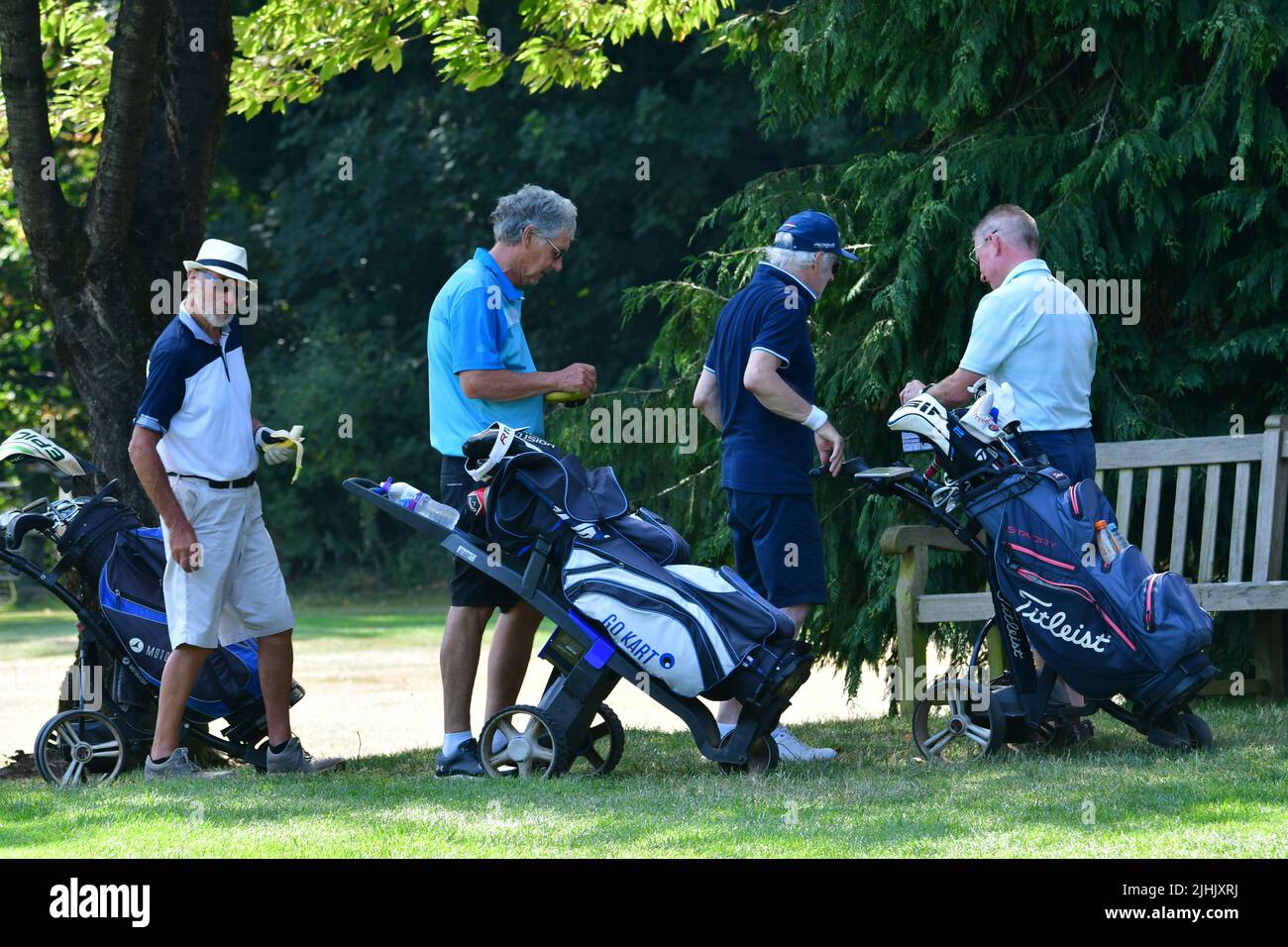Journée la plus chaude à midi avec des températures de rupture les golfeurs seniors prenant part à la compétition du long Ashton Golf Club vu à la maison à mi-chemin .Picture Credit: Robert Timoney/Alamy Live News Banque D'Images