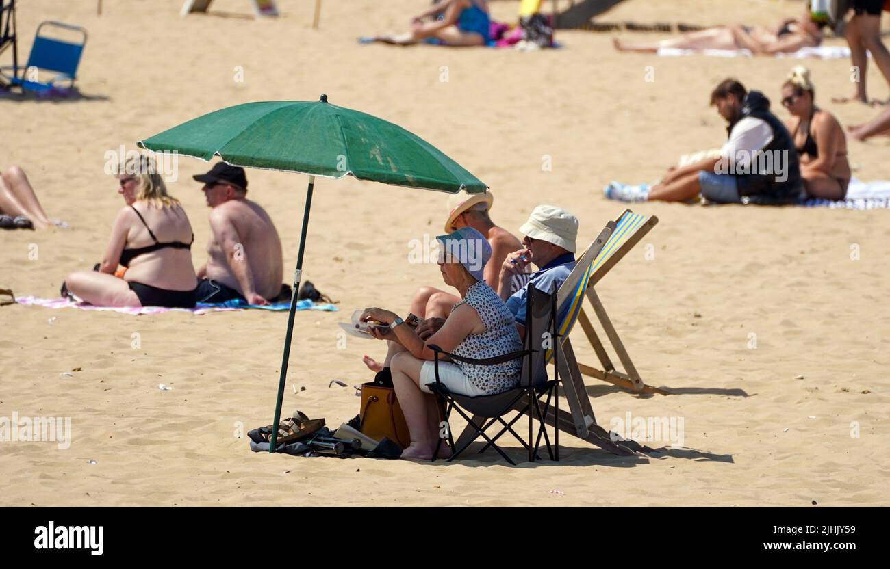 Personnes sur la plage à Bournemouth. Les Britanniques sont sur le point de fondre le jour le plus chaud jamais enregistré au Royaume-Uni alors que les températures devraient atteindre 40C. Date de la photo: Mardi 19 juillet 2022. Banque D'Images