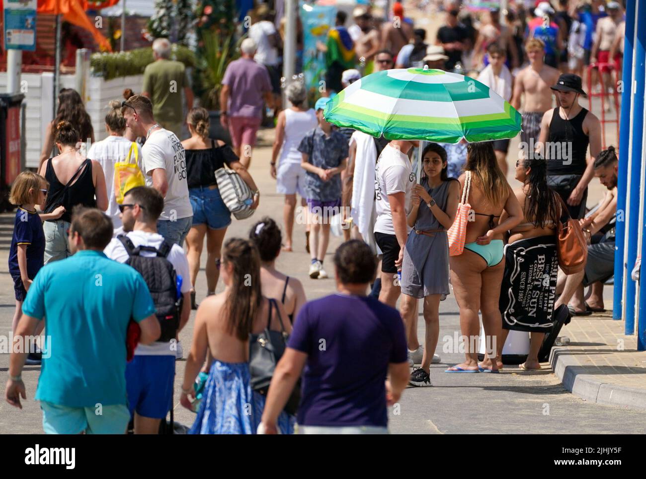 Les gens marchent le long de la promenade près de la plage à Bournemouth. Les Britanniques sont sur le point de fondre le jour le plus chaud jamais enregistré au Royaume-Uni alors que les températures devraient atteindre 40C. Date de la photo: Mardi 19 juillet 2022. Banque D'Images