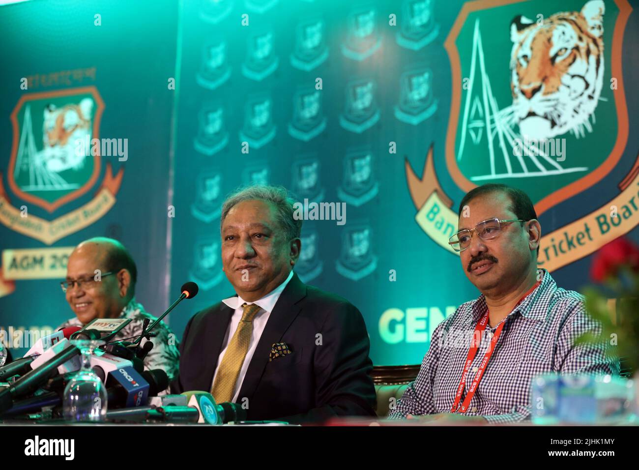 Le Président du Comité de cricket du Bangladesh, Nazmul Hasan (C), s'adresse à un journaliste après l'Assemblée générale annuelle (AGA) 2022 du Comité de cricket du Bangladesh (BCB) Banque D'Images