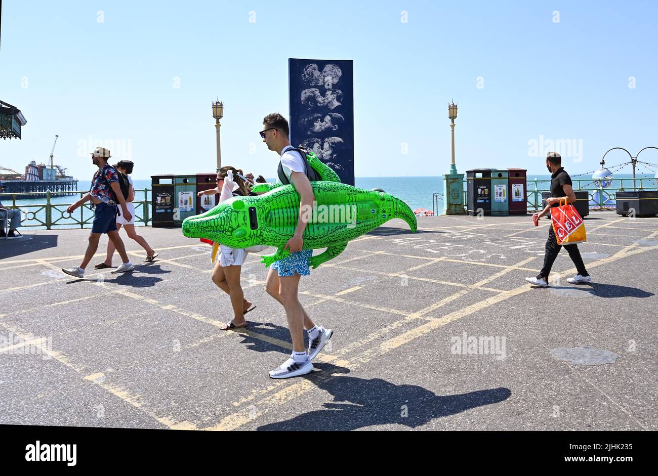 Brighton UK 19th juillet 2022 - les visiteurs apprécient le jour le plus chaud de l'année sur le front de mer de Brighton comme des températures de plus de 40 degrés sont prévues pour certaines parties de la Grande-Bretagne aujourd'hui . Un avertissement rouge de temps sévère est toujours en place mais les conditions sont réglées pour refroidir au cours des prochains jours : crédit Simon Dack / Alamy Live News Banque D'Images