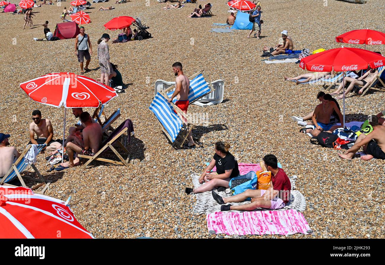 Brighton UK 19th juillet 2022 - les baigneurs de soleil profitent du jour le plus chaud de l'année sur la plage de Brighton comme des températures de plus de 40 degrés sont prévues pour certaines parties de la Grande-Bretagne aujourd'hui . Un avertissement rouge de temps sévère est toujours en place mais les conditions sont réglées pour refroidir au cours des prochains jours : crédit Simon Dack / Alamy Live News Banque D'Images