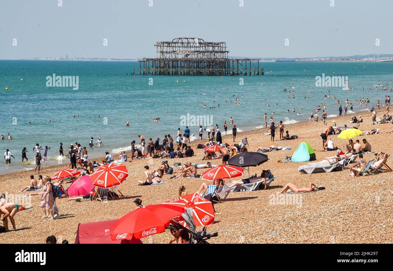 Brighton UK 19th juillet 2022 - les baigneurs de soleil profitent du jour le plus chaud de l'année sur la plage de Brighton comme des températures de plus de 40 degrés sont prévues pour certaines parties de la Grande-Bretagne aujourd'hui . Un avertissement rouge de temps sévère est toujours en place mais les conditions sont réglées pour refroidir au cours des prochains jours : crédit Simon Dack / Alamy Live News Banque D'Images