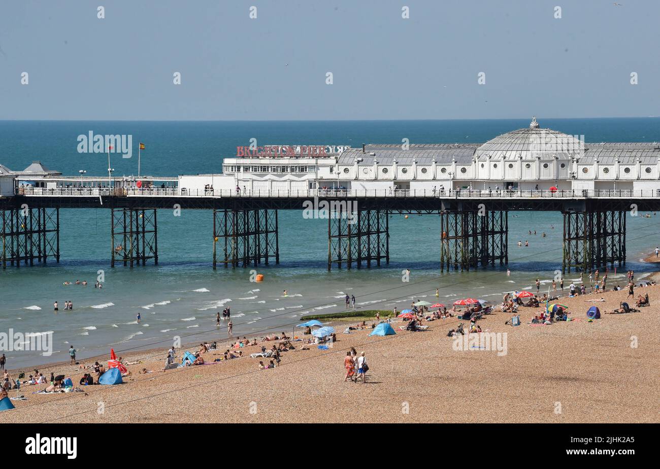 Brighton UK 19th juillet 2022 - les baigneurs de soleil profitent du jour le plus chaud de l'année sur la plage de Brighton à l'est de Brighton Palace Pier comme des températures de plus de 40 degrés sont prévues pour les parties de la Grande-Bretagne aujourd'hui . Un avertissement rouge de temps sévère est toujours en place mais les conditions sont réglées pour refroidir au cours des prochains jours : crédit Simon Dack / Alamy Live News Banque D'Images