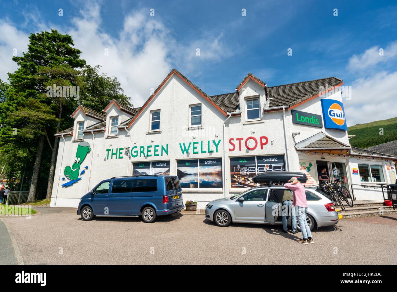 Le Green Willy Stop sur le A82 à Tyndrum, en Écosse, au Royaume-Uni. Une station-service avec carburant, nourriture et un magasin. Banque D'Images