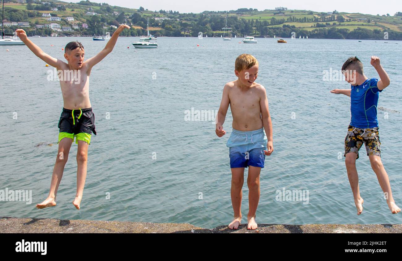Les enfants en vacances d'été ou en vacances sautant dans la mer. Banque D'Images