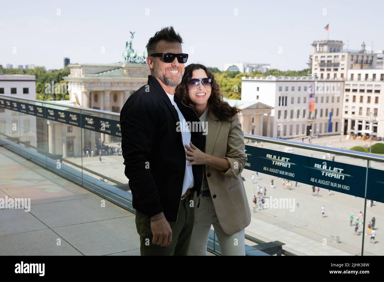 Berlin, Allemagne. 19th juillet 2022. David Leitch, réalisateur et producteur, et son épouse Kelly McCormick, producteur, se tiennent sur une terrasse de l'Akademie der Künste à la porte de Brandebourg lors d'une séance photo à l'occasion de la première allemande du long métrage « Bullet train ». Credit: Christoph Soeder/dpa/Alay Live News Banque D'Images