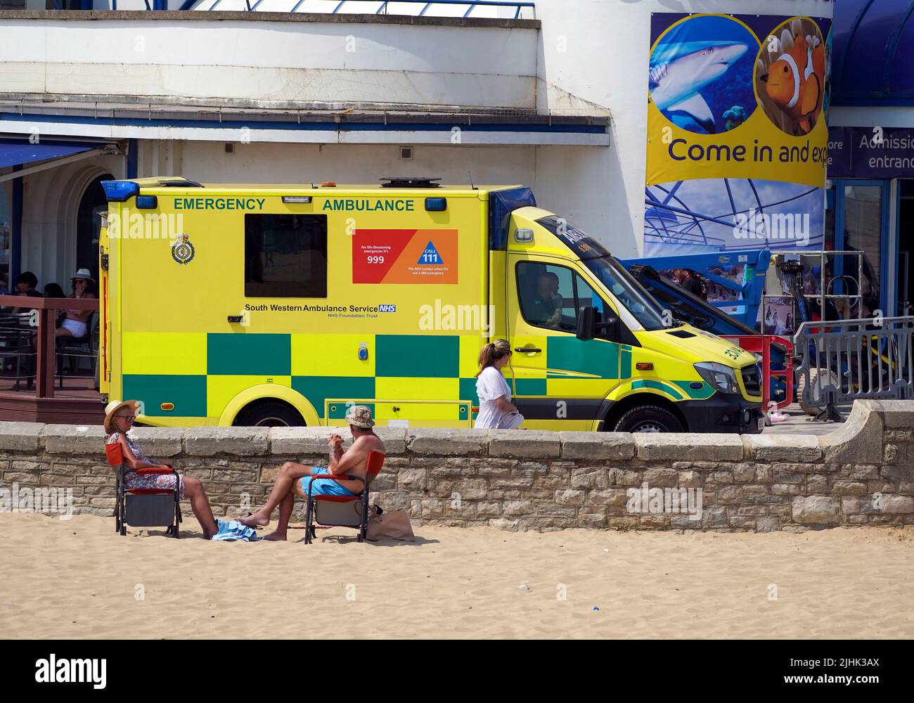 Une ambulance longe la promenade de Bournemouth. Les Britanniques sont sur le point de fondre le jour le plus chaud jamais enregistré au Royaume-Uni alors que les températures devraient atteindre 40C. Date de la photo: Mardi 19 juillet 2022. Banque D'Images