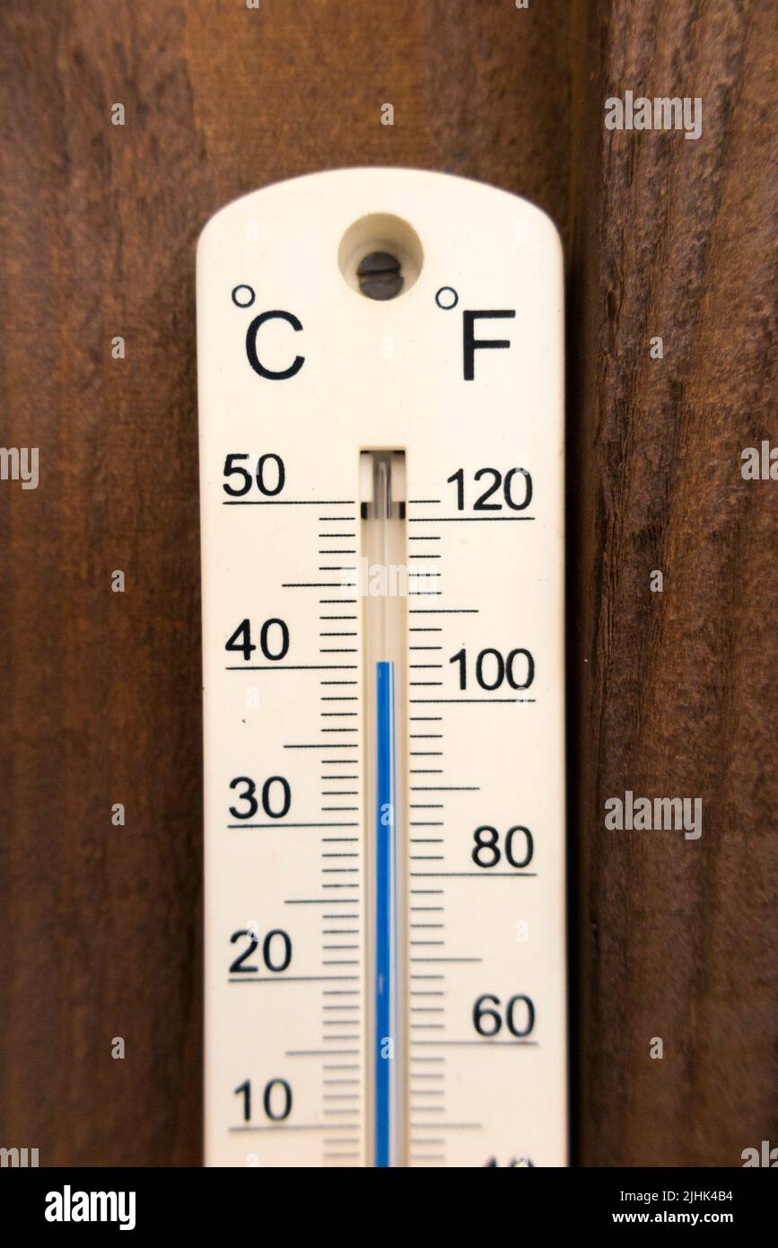 Twickenham, Londres, Angleterre, Royaume-Uni. 19th juillet 2022. Le thermomètre de jardin (qui est précis) dépasse 40°C Celsius (104°F) à environ 1:00 dans l'après-midi. Le thermomètre est doté d'un abat-jour des deux côtés, ce qui donne des informations précises sur la température de l'air. Banque D'Images