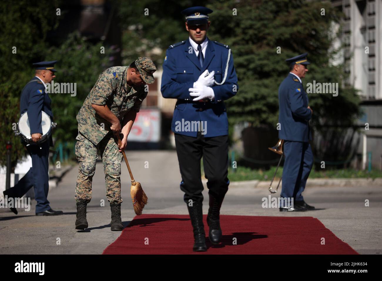 Solider bosniaque balayent un câpres rouge lors d'une préparation finale pour une visite de deux jours du président du Comité militaire de l'OTAN, Rob Bauer, en Bosnie-Herzégovine. Le président du Comité militaire de l'OTAN, Rob Bauer, rencontrera le chef de la Défense des Forces armées de Bosnie-Herzégovine, Senad Masovic. Photo: Armin Durgut/PIXSELL Banque D'Images