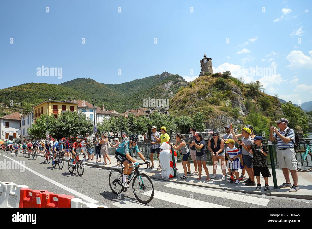 Le pack de cavaliers photographiés en action pendant la huitième étape de la course cycliste Tour de France, de Carcassonne à Foix (179km), le mardi 19 juillet 2022. Le Tour de France de cette année a lieu du 01 au 24 juillet 2022. BELGA PHOTO DAVID PINTENS - SORTIE ROYAUME-UNI Banque D'Images