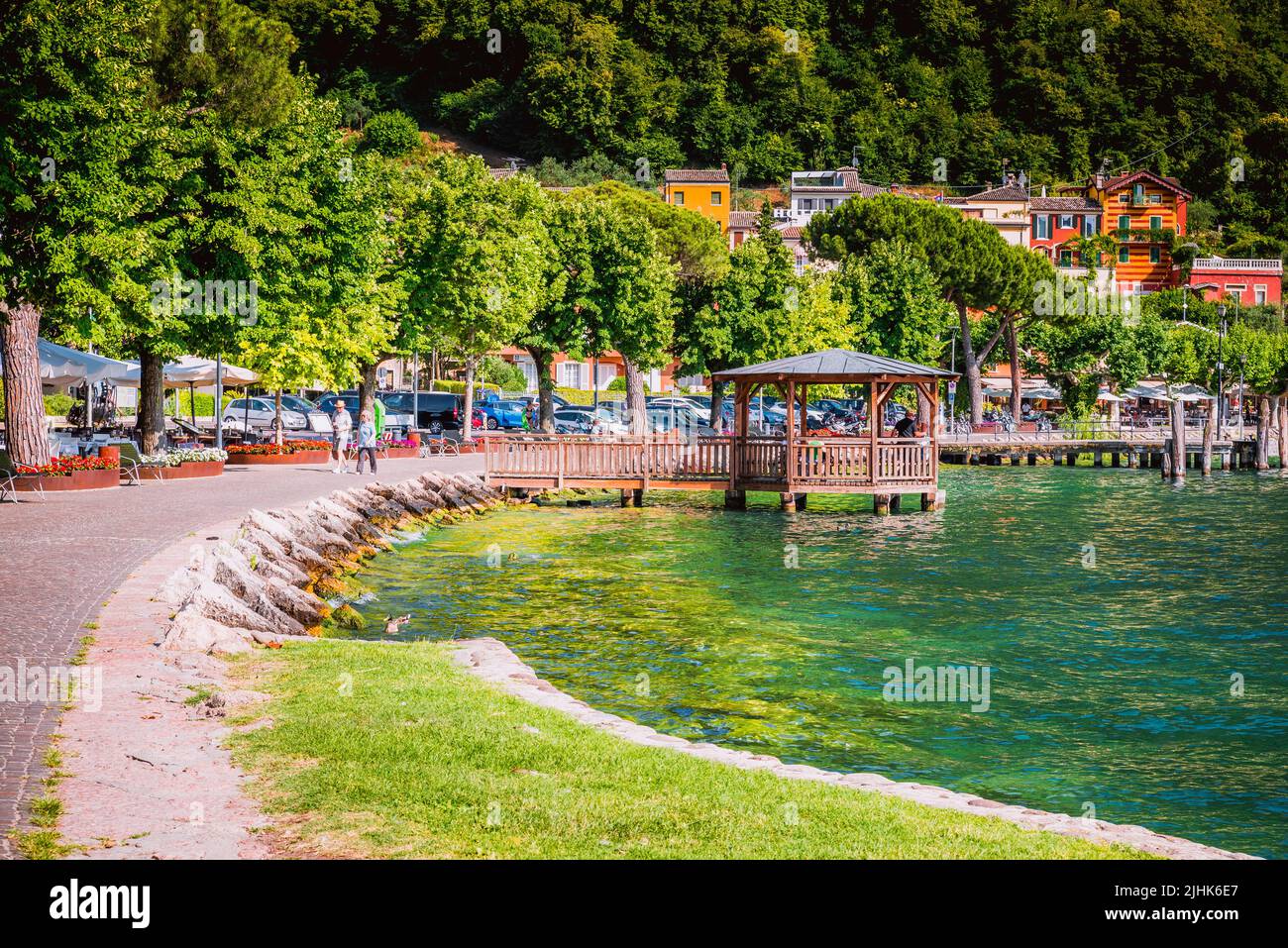 Promenade de Garda. Garda est une ville et une commune sur la rive du lac de Garde. Garda, province de Vérone, Vénétie, Italie, Europe Banque D'Images