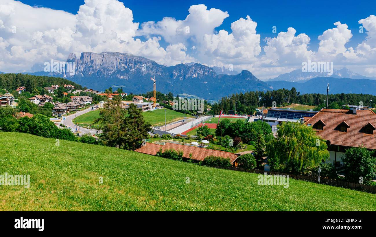 Maisons de montagne entre les prairies et les installations sportives. Collalbo, Klogenstein en allemand, est une fraction, et siège de la mairie, de la dispersion Banque D'Images